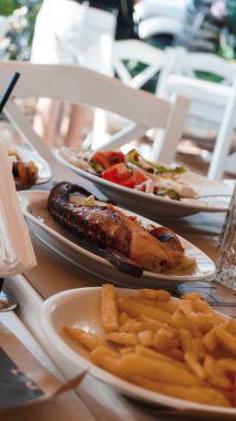 Masada lezzetli ve lezzetli yemekler var.