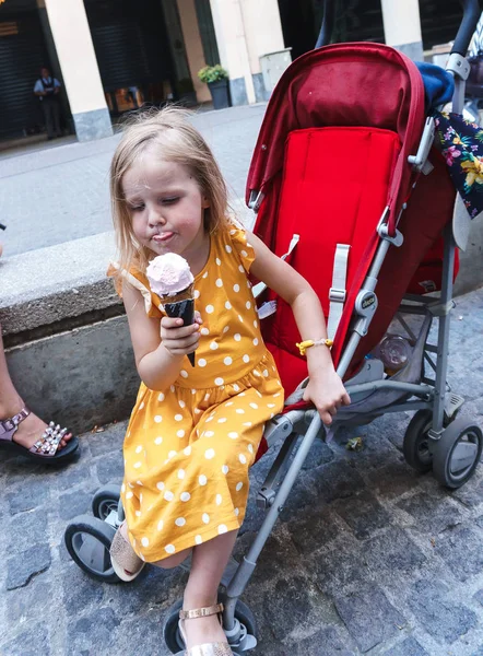 Маленька Дівчинка Кошиком Морозива Місті — стокове фото