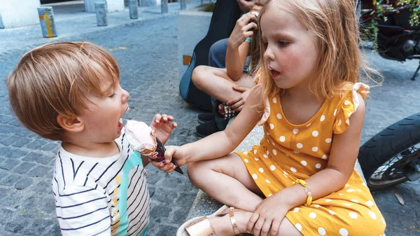 Deux Enfants Avec Crème Glacée Chocolat — Photo