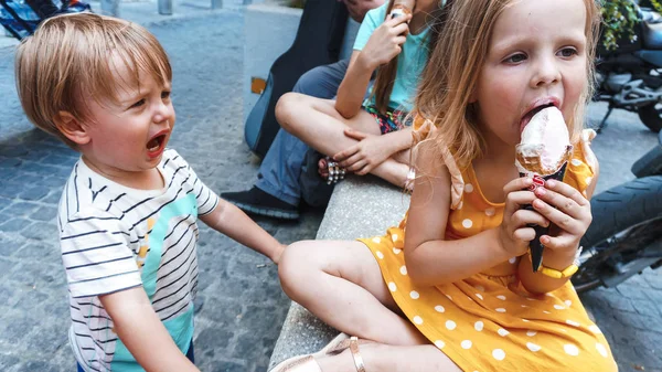 Due Bambini Con Gelato Cioccolato — Foto Stock