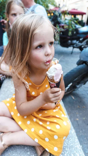 Милая Маленькая Девочка Ест Мороженое Улице — стоковое фото