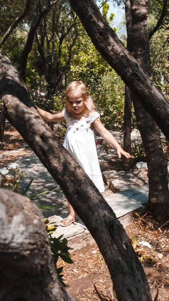 Маленька Дівчинка Білій Сукні Парку — стокове фото