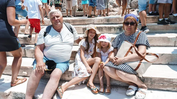 Glückliche Familie Mit Ihren Kindern Strand — Stockfoto