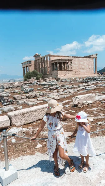 Eski Harabelerde Yaşayan Iki Kız Kardeş — Stok fotoğraf