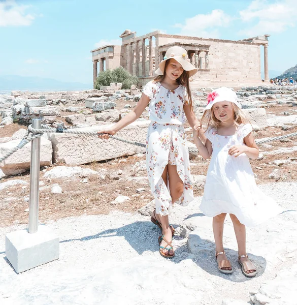 Zwei Schwestern Auf Den Antiken Ruinen — Stockfoto