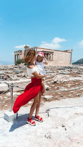 Geçmişi Harap Olmuş Çocuklu Genç Bir Anne — Stok fotoğraf