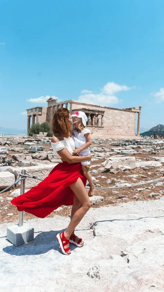 Young Mother Kid Ruins Background — Stockfoto