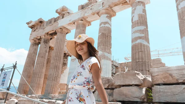 Νεαρή Κοπέλα Ένα Φόρεμα Από Ερείπια Της Αρχαίας Πόλης — Φωτογραφία Αρχείου