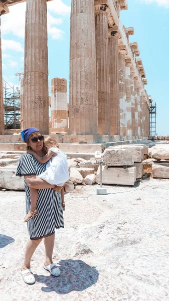 Junges Mädchen Mit Mutter Auf Den Ruinen Des Antiken Gebäudes — Stockfoto