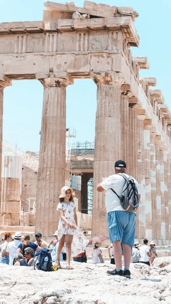 Padre Figlio Sulle Rovine Dell Antica Città — Foto Stock