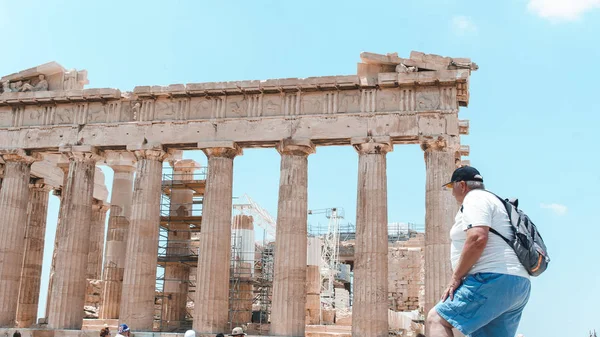 Hombre Con Mochila Fondo Las Antiguas Columnas Del Coliseo —  Fotos de Stock