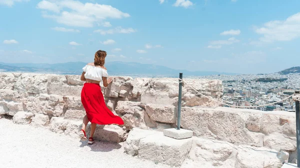 Kalenin Çatısında Kırmızı Elbiseli Güzel Bir Kadın Var — Stok fotoğraf