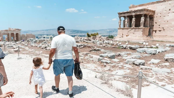 Νεαρή Κοπέλα Τον Παππού Ένα Βράχο Στην Ελλάδα — Φωτογραφία Αρχείου