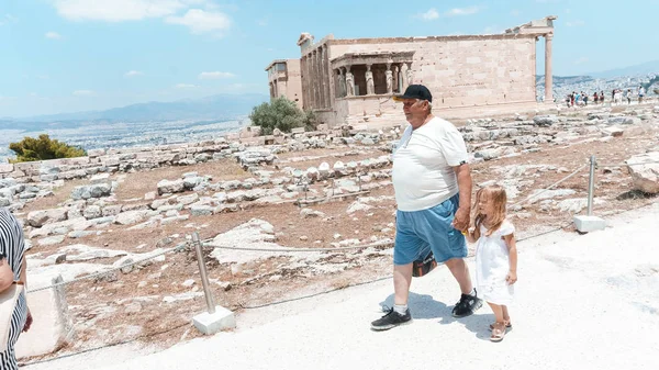 Νεαρή Κοπέλα Τον Παππού Ένα Βράχο Στην Ελλάδα — Φωτογραφία Αρχείου