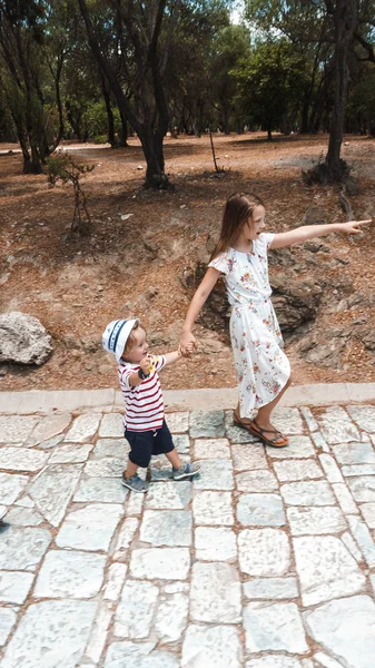 Irmã Feliz Com Irmãozinho Andando Parque — Fotografia de Stock