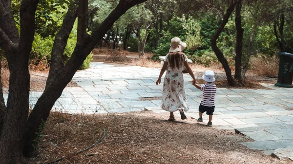 Irmã Feliz Com Irmãozinho Andando Parque — Fotografia de Stock