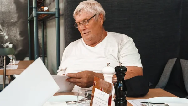 Elderly Man Reading Newspaper Cafe Original Photoset — Fotografia de Stock