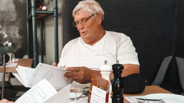 Elderly Man Reading Newspaper Cafe Original Photoset — Fotografia de Stock