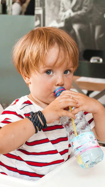 Liten Pojke Dricksvatten Från Flaska — Stockfoto