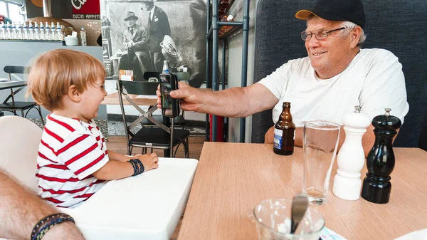 Homem Sênior Criança Sentado Mesa Com Cerveja Olhando Para Câmera — Fotografia de Stock