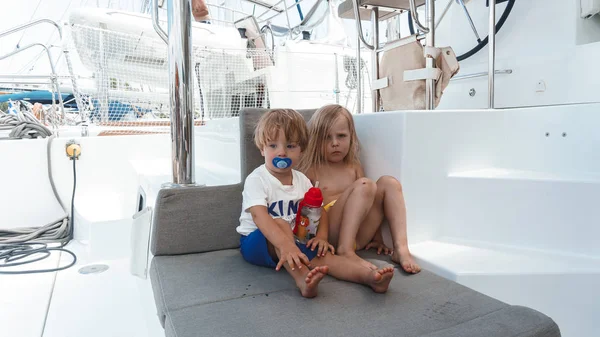 Little Girl Her Brother Yacht — Fotografia de Stock