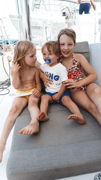 Hermanas Hermanos Disfrutando Pasar Tiempo Yate Día Verano — Foto de Stock