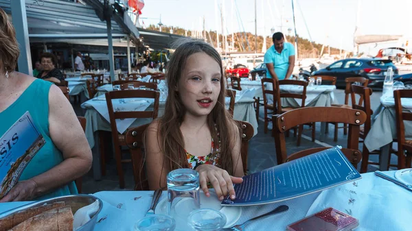 Jovem Está Comendo Café Restaurante Com Uma Xícara Chá — Fotografia de Stock