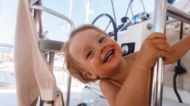 Banyoda oynayan küçük tatlı bir oğlan.