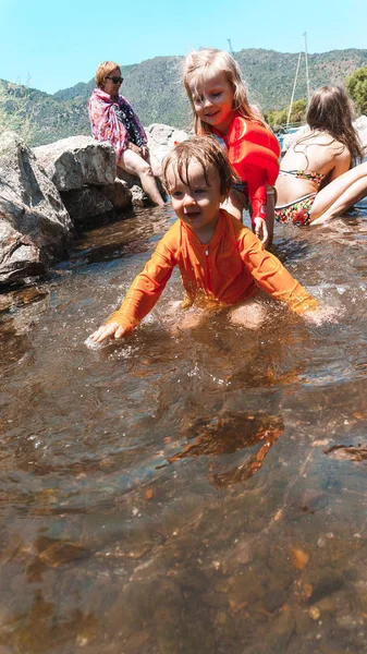 Groep Van Jonge Kinderen Hebben Plezier Een Meer — Stockfoto