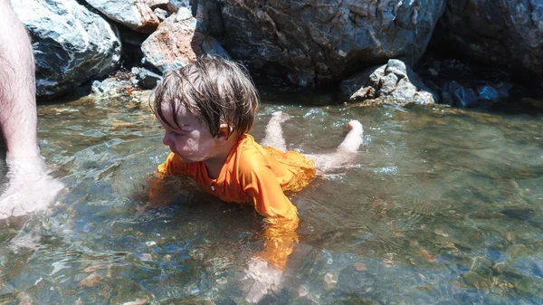 Jong Jongen Het Spelen Het Water — Stockfoto