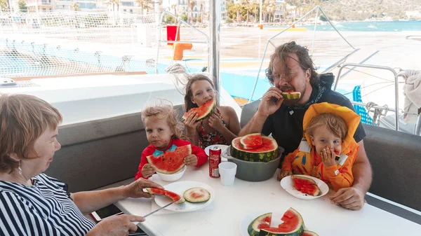 Pai Comer Pizza Com Crianças Praia — Fotografia de Stock