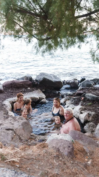 Gelukkig Gezin Aan Zeekust Mooi Strand — Stockfoto