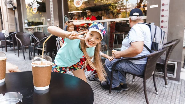 Retrato Chica Feliz Desayunando Cafetería — Foto de Stock