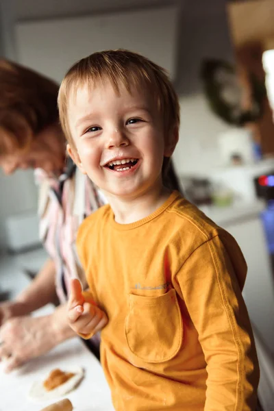 Barnbarn Hjälpa Mormor Skulptera Pajer Köksbordet — Stockfoto