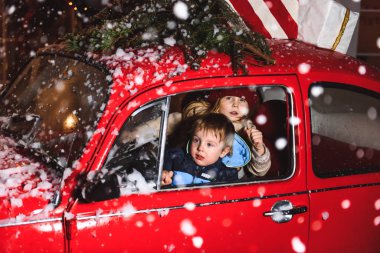 Kışın arabalı küçük çocuklar