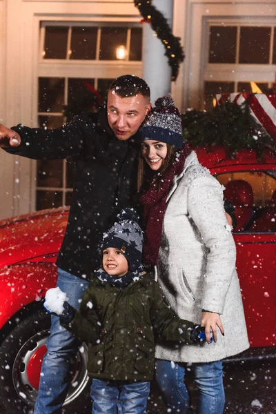 Família Feliz Com Presentes Natal Tempo Inverno — Fotografia de Stock