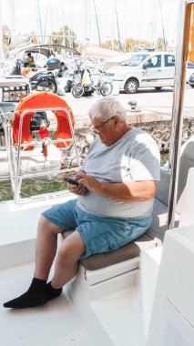 Son sınıf öğrencisi yatta oturuyor.