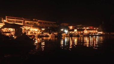 Deniz ve sahilin gece manzarası