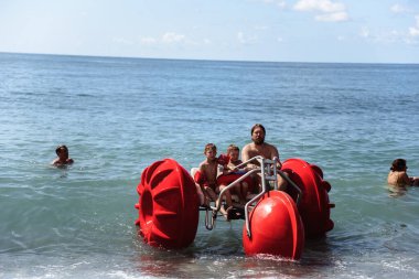 Kumsalda mutlu bir aile, deniz dalgaları 