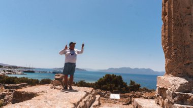 Adam denizin dibinde duruyor.