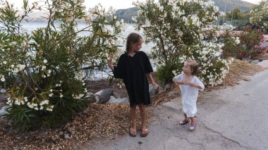 Genç kız ağacın yanında bir orman.