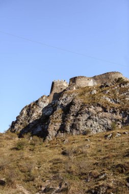 Alplerdeki dağın tepeleri, mavi gökyüzü.