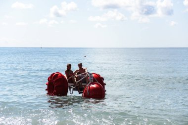 Bir grup insan denizde yüzüyor.