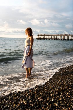 Kumsalda güzel genç bir kadın