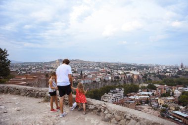 Babası ve kızları gözlem noktasında dikilip şehre bakıyorlardı.