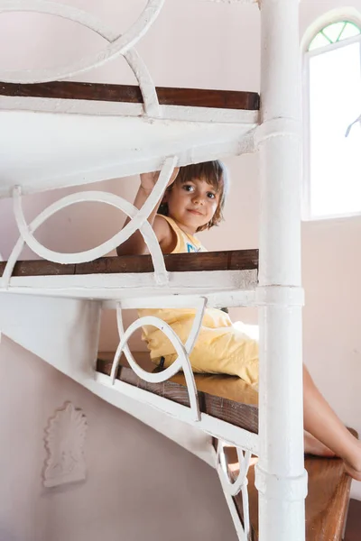 Küçük Sevimli Çocuk Içeride Merdivenlerde Oturuyor — Stok fotoğraf