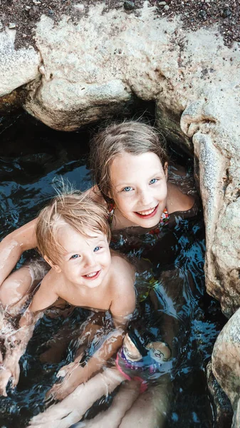 Schattig Gelukkig Kinderen Rusten Het Water Rotsachtige Kust — Stockfoto