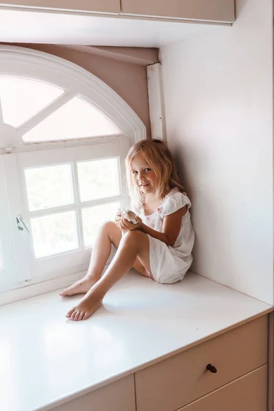 Όμορφο Κορίτσι Λευκό Φόρεμα Κάθεται Στο Περβάζι Του Παραθύρου — Φωτογραφία Αρχείου