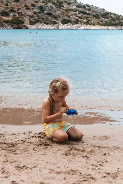 Dziewczynka Bawiąca Się Piaszczystej Plaży — Zdjęcie stockowe