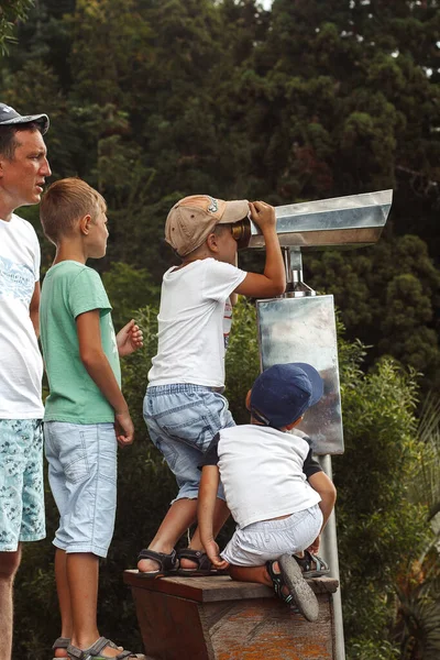 Father Sons Look Binoculars Observation Deck — Fotografia de Stock